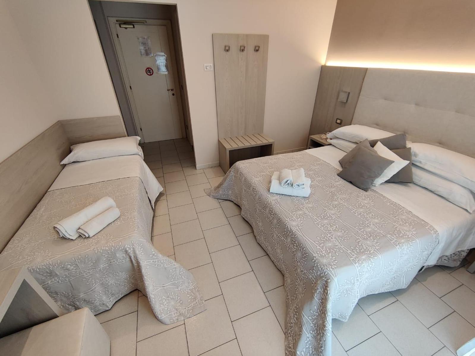 Hotel Stefan Room & Breakfast Гатео а Маре Екстериор снимка