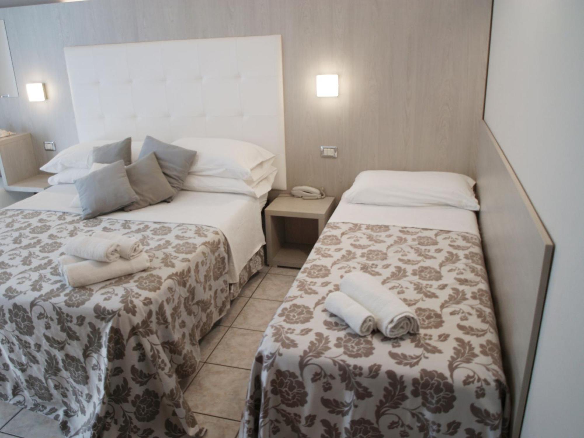 Hotel Stefan Room & Breakfast Гатео а Маре Екстериор снимка