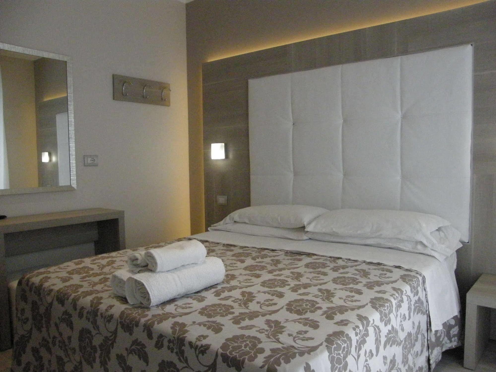 Hotel Stefan Room & Breakfast Гатео а Маре Екстериор снимка