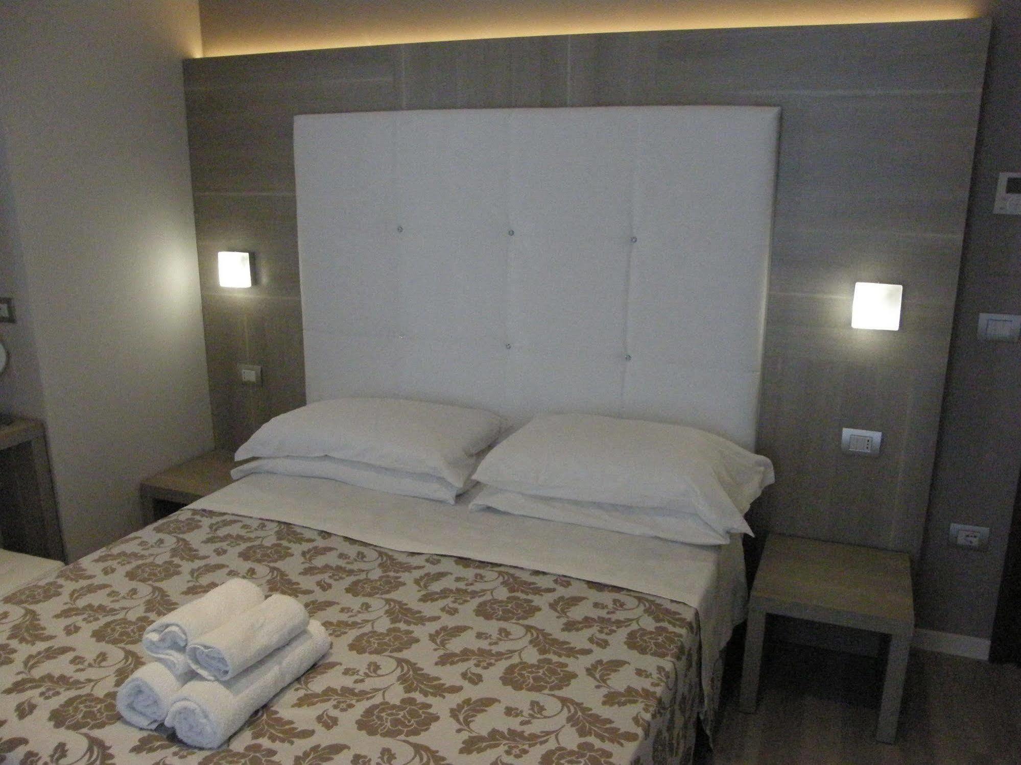 Hotel Stefan Room & Breakfast Гатео а Маре Екстериор снимка